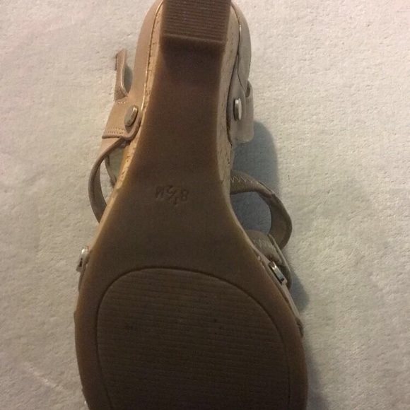 Tan Guess Heels - Picture 4 of 5